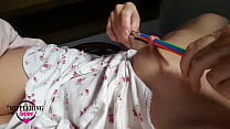 nippleringlover milf cornée insérant plusieurs bâtons dans un piercing au mamelon étiré extrême