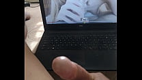 Ma copine me voit regarder du porno et se masturbe