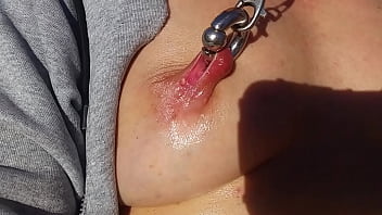 nippleringlover milf cornée se masturbe à l'extérieur avec vibrateur chatte percée piercings mamelons extrêmes