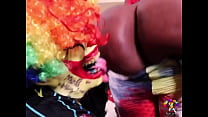 Victoria Cakes Pussy es golpeada por Gibby The Clown