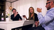Branlette sournoise au patron de son mari sous la table - Film complet sur FreeTaboo.Net