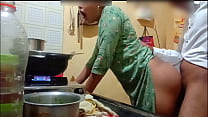 Indische sexy Ehefrau wurde beim Kochen gefickt