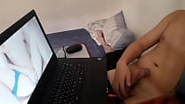 masturbándose mientras ve un video porno caliente