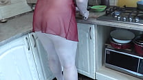 La MILF Frina sigue cocinando desnuda. El menú de hoy es pollo. Sexy mami Milf en la cocina sin bragas en bata transparente. tetas naturales coño hermoso culo