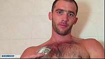 Vídeo completo: Um cara str8 sexy leva uma punheta apesar dele por um cara!