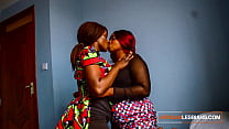 Une affaire de maquillage secrète entre lesbiennes nigérianes fait claquer leur chatte