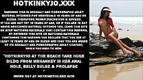Hotkinkyjo на пляже принимает огромный дилдо от mrhankey в ее анальную дырку, выпуклость живота и пролапс