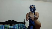 Verdadeira mãe árabe gordinha com tesão BBW em hijabi se masturba esguichando buceta gorda na webcam