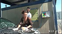 Schöne französische Brünette in Fischnetz anal gefickt im Freien an der Autowäsche
