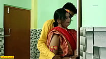 O belo marido indiano não podia foder a bela esposa bengali! O que ela está dizendo afinal?