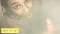 Настоящая индийская проститутка сосет хуй в душе в любительском видео