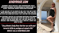 Сексуальная блондинка Синди Роуз трахает свою задницу анальным террористическим дилдо и пролапсом на разрушенной вилле