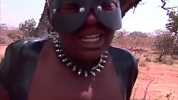 Slut nera sul viaggio di Glamping africano all'aperto scopata interraziale