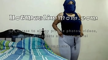 Chubby muçulmano árabe Egito mãe muçulmana em hijab se masturba suculenta buceta esguichando e esguicha em todos os lugares na webcam PORNO HIJAB