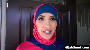 La moglie musulmana scopa il padrone di casa per pagare l'affitto