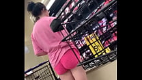 Большая задница в розовых коротких шортах