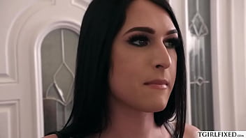 Les colocataires trans apprécient le sexe bareback à 3