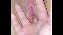 Une fille au vagin rose fraîchement rasé se fait doigter dans la baignoire