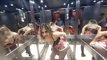 Sexo anal arriesgado. El sexo anal empieza en el ascensor, entro en mi apartamento con la polla metida en el culo. Cremita anal