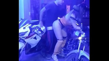 MECÁNICO TENIENDO SEXO POR PRIMERA VEZ CON UNA TRANS MOTOCICLISTA VIDEO COMPLETO EN RED
