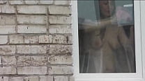 Nackt in der Öffentlichkeit. Nackt. Draussen. Außen. Ehemann Sexy Frina spioniert ihre Schwester aus dem Autofenster aus, als sie das Wohnungsfenster ohne Höschen und BH wäscht.