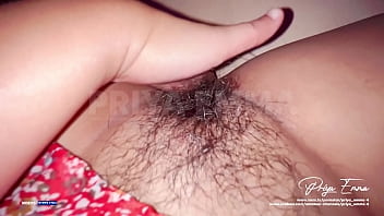 Дези Бхабхи мастурбирует и трахает пальцами свою волосатую киску, пока одна дома