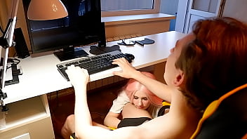 La ragazza fa schifo mentre gioco al computer