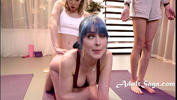 Nadie sabe a quién se follará hoy el instructor de yoga transexual