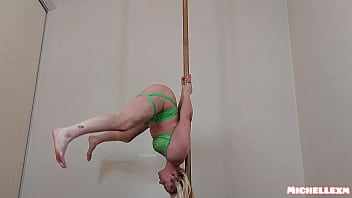 Hot blonde incredible pole dance