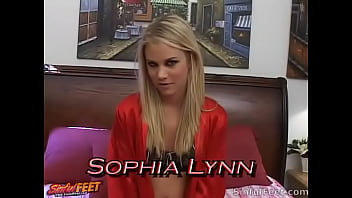 Sophia Lynn a sa chatte percée dans des collants déchirés