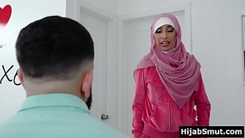 ヒジャーブのイスラム教徒の処女 がセックスレッスンを受ける