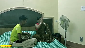 भारतीय बंगाली सौतेली माँ किशोर बेटे के साथ गर्म किसी न किसी सेक्स! स्पष्ट ऑडियो के साथ