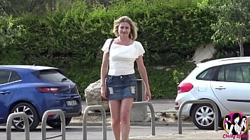 Горячая зрелая блондинка занимается жестким сексом на улице