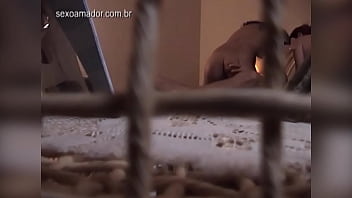 Une caméra camouflée dans un panier de paille filme le ménage à trois de jeunes étudiants universitaires