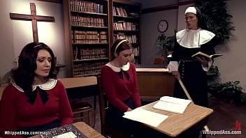 Estudantes pecadores chicoteados por freira lezdom