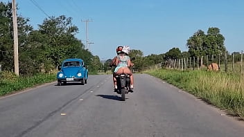 路上で彼女のお尻を見せている自転車の熱いお尻。