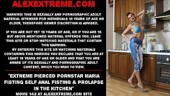 Extrem gepiercter Pornostar Maria Fisting selbst anales Fisting & Prolaps in der Küche