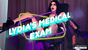 La enfermera demoníaca Ravyn Alexa examina todos los agujeros de la sexy gótica Lydia Black hasta que eyacula