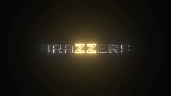 彼女に滑り込む - Codi Vore、Gianna Gray / Brazzers / www.brazzers.promo/からフルストリーム