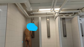 Beim Masturbieren in der Dusche erwischt
