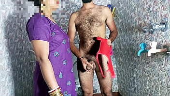La belle-mère surprise en train de secouer la bite en culotte de soutien-gorge dans la salle de bain puis se fait lécher la chatte - Porno en voix claire en hindi