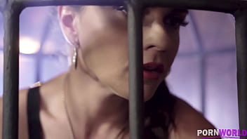 Latina enjaulada em traje de látex com alça Marta La Croft Deepthroats Monster BBC no porão