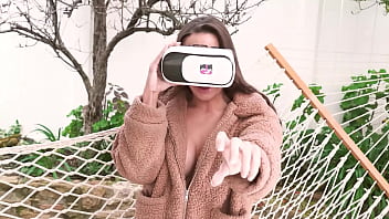 VR BANGERS Sexy Gianna Dior descobre pinto grande de seu guarda-costas