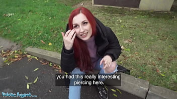 Public Agent Redhead Brit zeigt ihre gepiercten Titten vor Kellerfick Creampie