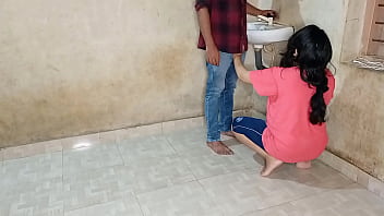 ¡La cuñada sació la sed de su coño con un joven fontanero! XXX fontanero Sexo en hindi voz