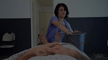 (Chris Damned) si sente meglio non appena l'infermiera (Daisy Taylor) inizia a cavalcare il suo cazzo - Trans Angels