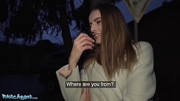 publičnyj agent francuzskaa kroška alba lala pokazyvaet svoi malenʹkie ʹki na ulice