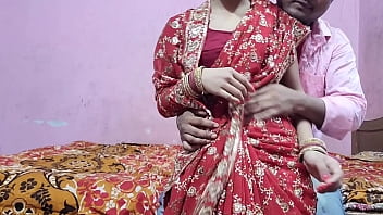 La ragazza lì vicino sembrava indossare un sari, se non era d'accordo, poi le dava una bella scopata.