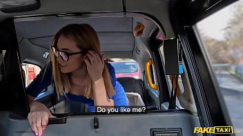 Fake Taxi jeune femme portant des lunettes à monture épaisse baise un chauffeur de taxi qui a une énorme bite avec une circonférence