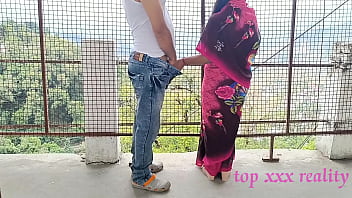 XXX Bengali hot bhabhi incroyable sexe en extérieur en sari rose avec un voleur intelligent! XXX Hindi web série sexe Dernier épisode 2022